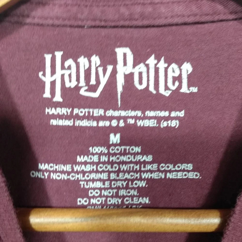 Harry Potter Gryffindor Quidditch maroon t-shirt size medium 100% cotton - Picture 2 of 3